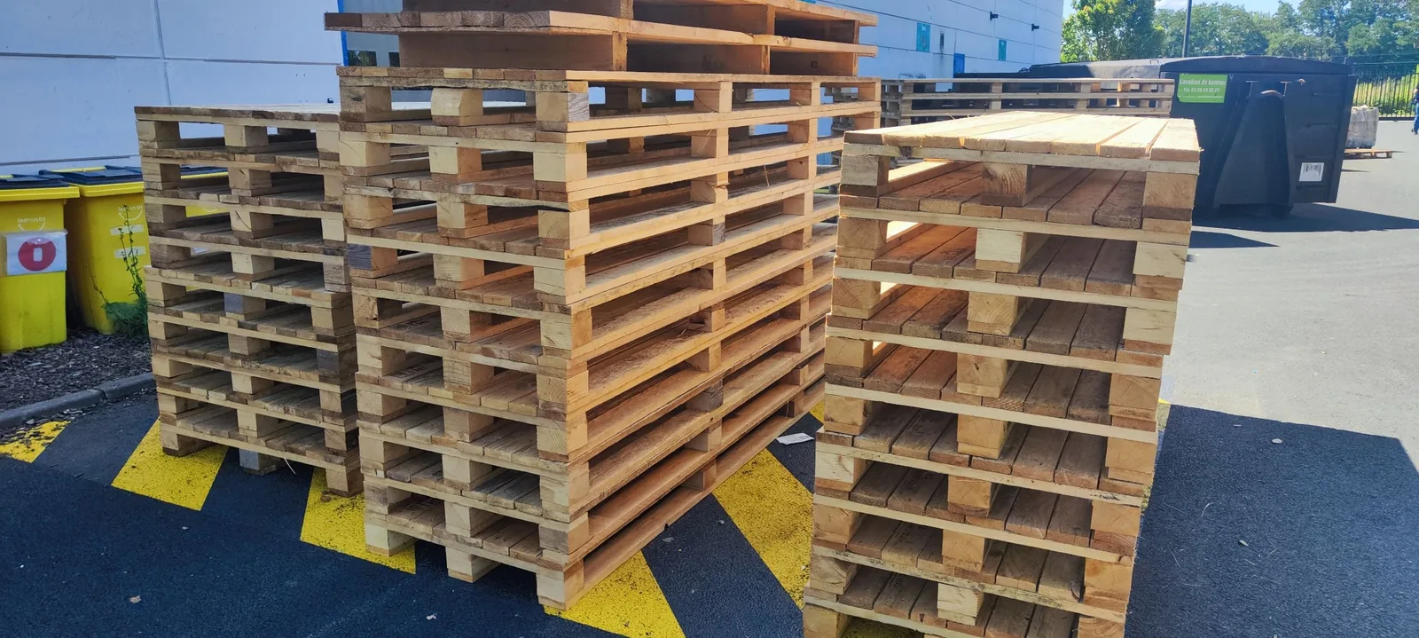 Palettes en bois empilées